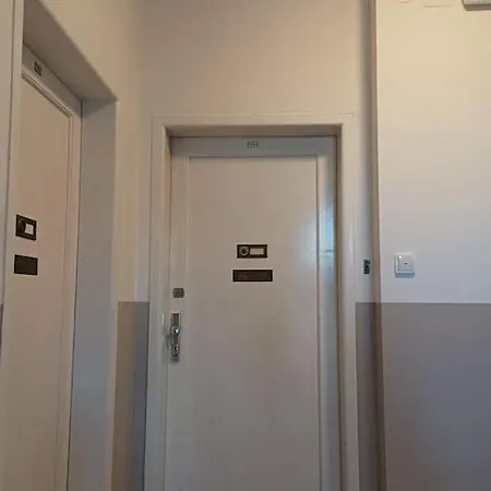 Spacious Modern 3 Bedroom Aparment Prague